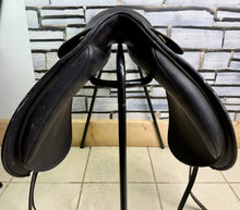 Load image into Gallery viewer, 17” M/Changeable Gullet Wintec Dressage Saddle - Black