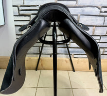 Load image into Gallery viewer, 18” J&amp;M Suede Top English Polo Saddle - Black