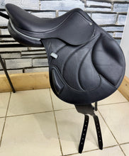 Load image into Gallery viewer, 16 1/2” MW Antares Connexion Monoflap Pony Jump Saddle - Black - Medium Wide