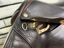 Load image into Gallery viewer, 17 1/2” MW Frank Baines Elan Close Contact Jump Saddle - Brown