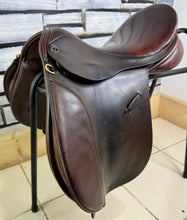 Load image into Gallery viewer, 17” XW Farrington Cob VSD Saddle - Brown