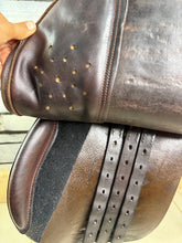 Load image into Gallery viewer, 17 1/2” Medium Santa Cruz Jump Saddle - Brown