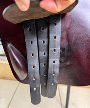 Load image into Gallery viewer, 17” Medium Prestige/John Whitaker Jump Saddle - Burgundy