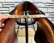 Load image into Gallery viewer, 17 1/2” 32/Wide Stubben Tristan Show/Working Hunter Saddle - Brown - Lightly Used