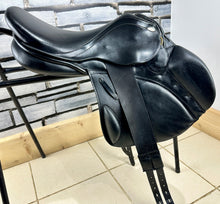 Load image into Gallery viewer, 16 1/2” Wide  Kentaur Eventer I Monoflap Jump/XC Saddle - Black