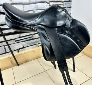 16 1/2” Wide  Kentaur Eventer I Monoflap Jump/XC Saddle - Black
