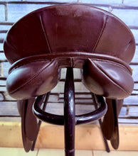 Load image into Gallery viewer, 17” Medium Kings Saddley VSD Saddle - Brown