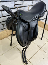 Load image into Gallery viewer, 17” Wide GZS Para/RDA/Learner Saddle - Black