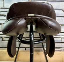 Load image into Gallery viewer, 18” MN Oakfield Hunt/Jump Saddle - Brown