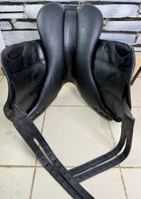 Load image into Gallery viewer, 17” MW Southern Stars Monoflap Jump Saddle - Black