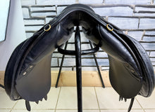 Load image into Gallery viewer, 16 1/2” XXW Geoffrey Gibson English Cob GP Saddle - Black