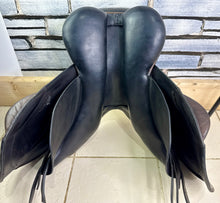Load image into Gallery viewer, 17” XW Silhouette Dual/Double Flap Jump Saddle - Black/Brown