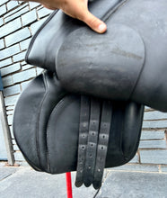 Load image into Gallery viewer, 17 1/2” Wide Ideal International Event Saddle - Black
