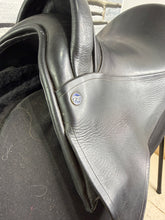 Load image into Gallery viewer, 17” Wide Free &amp; Easy Endurance/Floating Panel Saddle - Black