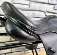 Load image into Gallery viewer, 17 1/2” W-XW Changeable Gullet Kent &amp; Masters Monoflap Jump Saddle - Black