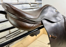 Load image into Gallery viewer, 16 1/2” Medium English Close Contact Jump Saddle - Black
