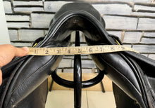 Load image into Gallery viewer, 18” MW Albion Kontact Monoflap Jump Saddle - Black - Moveable Blocks