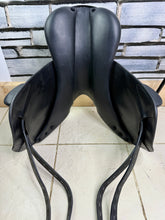 Load image into Gallery viewer, 17” +4 (XW) Equipe Monoflap Jump Saddle - Black -2018- Immaculate-Patent Trim