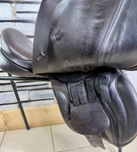 Load image into Gallery viewer, 17 1/2” Medium Black Country Event/GP Saddle - Black