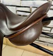 Load image into Gallery viewer, 17” Medium Farrington Burford Event Saddle - Brown