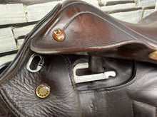 Load image into Gallery viewer, 17” Medium Prestige Arezzo Jump Saddle - Brown