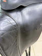 Load image into Gallery viewer, 17 1/2” Wide-XW/Changeable Gullet Kent &amp; Masters Dressage Saddle - Black