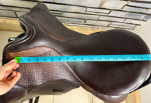 Load image into Gallery viewer, 17” MW Spalding Britannica Cadence Dressage Saddle - Brown