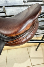 Load image into Gallery viewer, 17 1/2” MW Bruno Del Grange Close Contact Jump Saddle - Brown