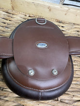 Load image into Gallery viewer, S/H 65cm/26” Prestige Narrow Doughnut A52 RP Leather Girth