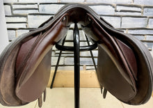 Load image into Gallery viewer, 17” Wide Changeable Gullet Whitaker Overton Jumping Saddle - Brown