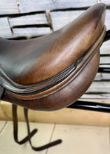 Load image into Gallery viewer, 17” +1.5 (MW) Amerigo Vega Monoflap Jump Saddle - Brown
