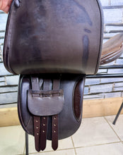 Load image into Gallery viewer, 15 1/2” XW Extra Wide Fylde Hayden Show/Working Hunter Saddle -Brown- Suede Top