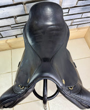 Load image into Gallery viewer, 17 1/2” Wide Eric Thomas Close Contact Jump Saddle - Black
