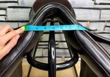 Load image into Gallery viewer, 17 1/2” MW Albion Kontrol Ultima Forward Flap Jump Saddle - Brown