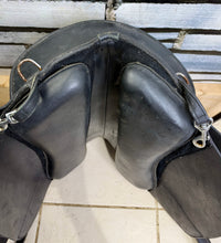 Load image into Gallery viewer, Portuguese Leather Treeless Saddle - Moveable/Changeable Panels - Wide - Black