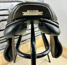 Load image into Gallery viewer, 17 1/2” MW/Wide Whitaker Venice Jump Saddle - Black