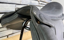 Load image into Gallery viewer, 18” XW/Changeable Gullet Wintec 2000 GP Saddle - Black