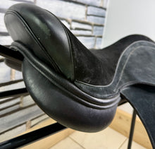 Load image into Gallery viewer, 18” J&amp;M Suede Top English Polo Saddle - Black