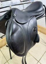 Load image into Gallery viewer, 17” +4 (XW) Equipe Monoflap Jump Saddle - Black -2018- Immaculate-Patent Trim