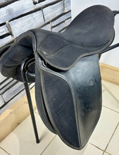 Load image into Gallery viewer, 17” Wide Thorowgood Maxam GP Saddle - Black