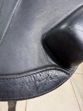 Load image into Gallery viewer, 17” +4 (XW) Equipe Monoflap Jump Saddle - Black -2018- Immaculate-Patent Trim