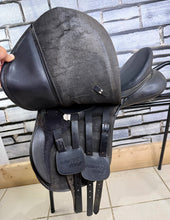 Load image into Gallery viewer, 16 1/2” XW/Changeable Gullet Wintec Wide Cob GP Saddle - Black - Flocked - 4 Strap