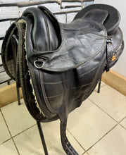Load image into Gallery viewer, Size 2 Barefoot Cheyenne Treeless Leather GP Saddle - with Pads &amp; Girth - Black - Cob