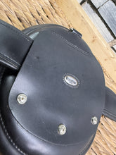 Load image into Gallery viewer, S/H 75cm/30” Prestige Doughnut RP Leather Girth - Black