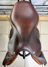 Load image into Gallery viewer, 17 1/2” Medium-MW Devoucoux Biarritz Double Flap Jump Saddle - Brown/Tan