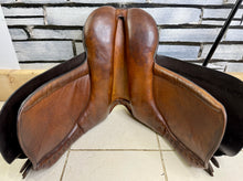 Load image into Gallery viewer, 17” Wide Palaton Derby House Show Ring Mark II Working Hunter Saddle - Brown