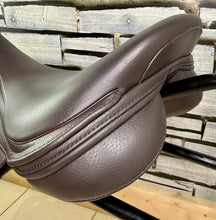 Load image into Gallery viewer, 17 1/2” MW/Changeable Gullet Kent &amp; Masters S Series Jump Saddle - Brown