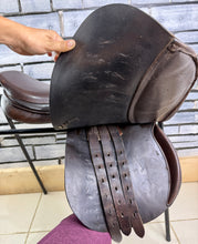 Load image into Gallery viewer, 16 1/2” Medium English Close Contact Jump Saddle - Black