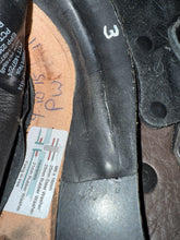 Load image into Gallery viewer, Size 2/18” Changeable Gullet Width 3 Wow Competitor Dressage Saddle - Black