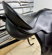Load image into Gallery viewer, 17” Medium Kieffer Wien DL Dressage Saddle - Black